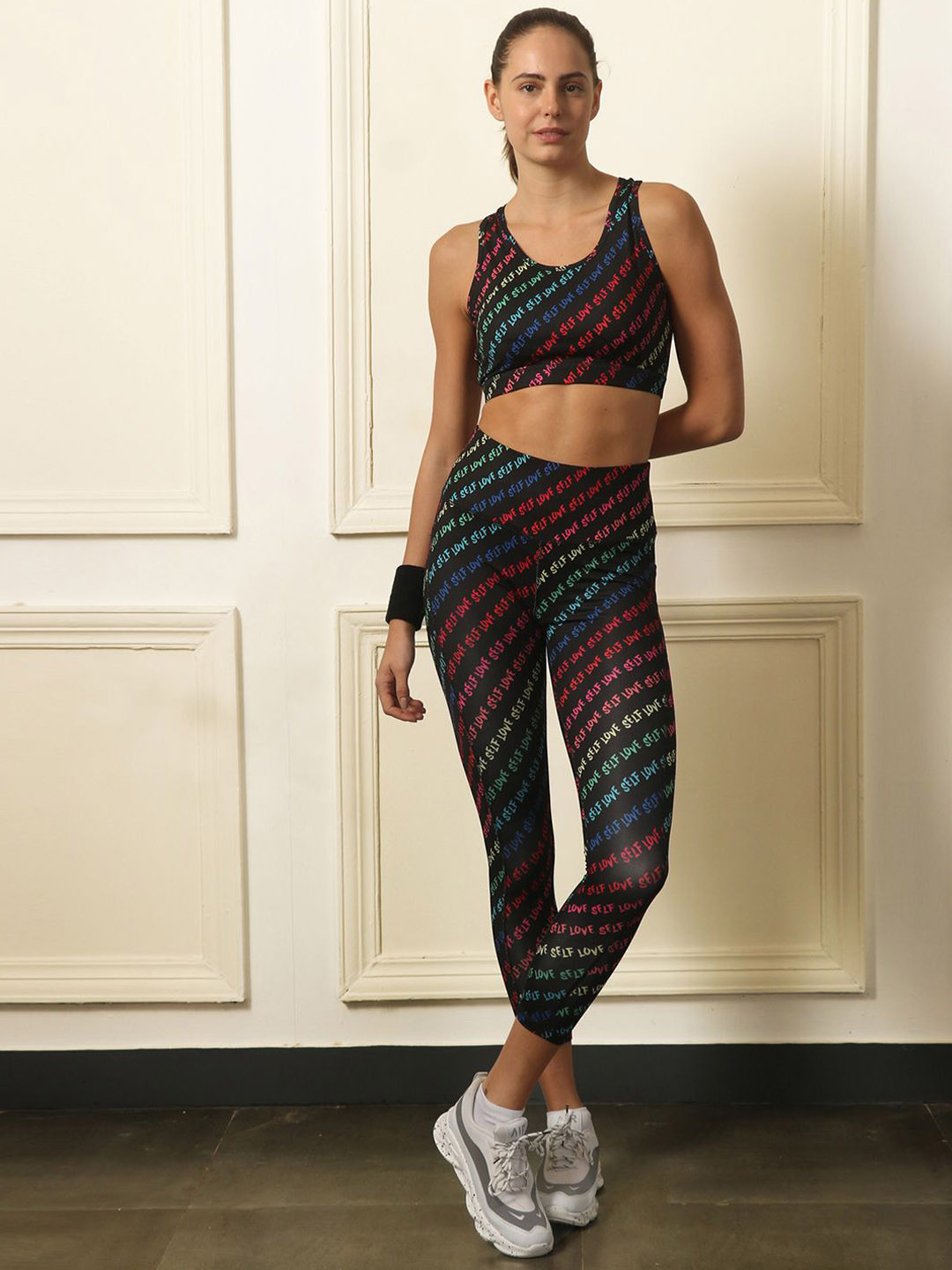 Soie Abstract Printed Medium Impact Quick-Dry Racerback Sports Bra With High-Waist Tights