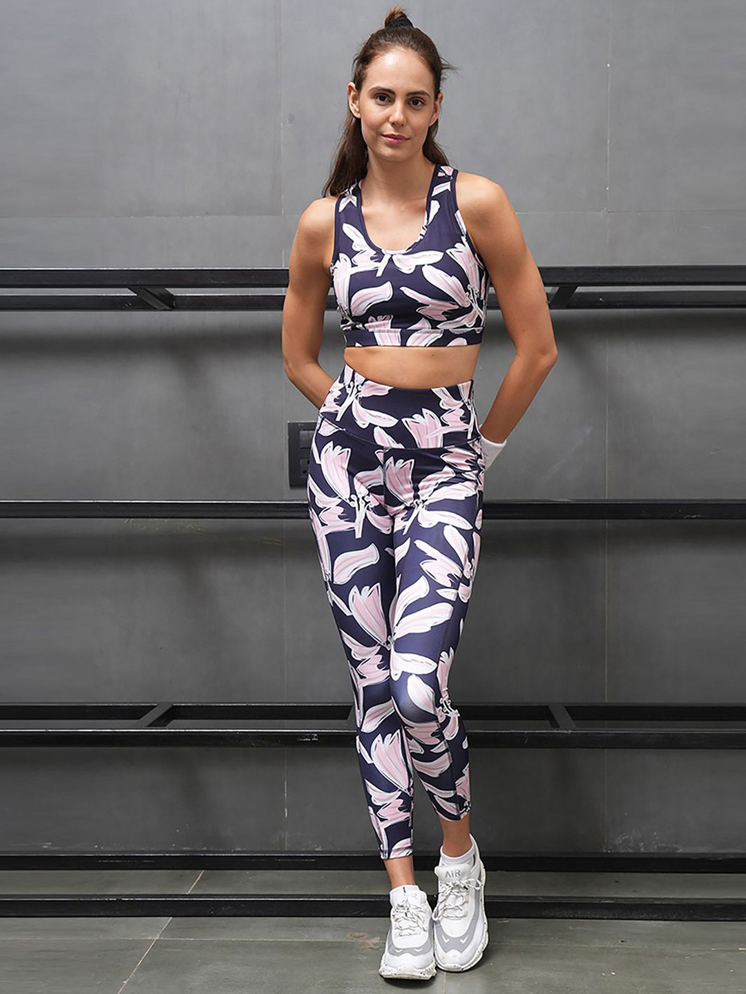 Soie Floral Printed Medium Impact Quick-Dry Racerback Sports Bra With High-Waist Tights