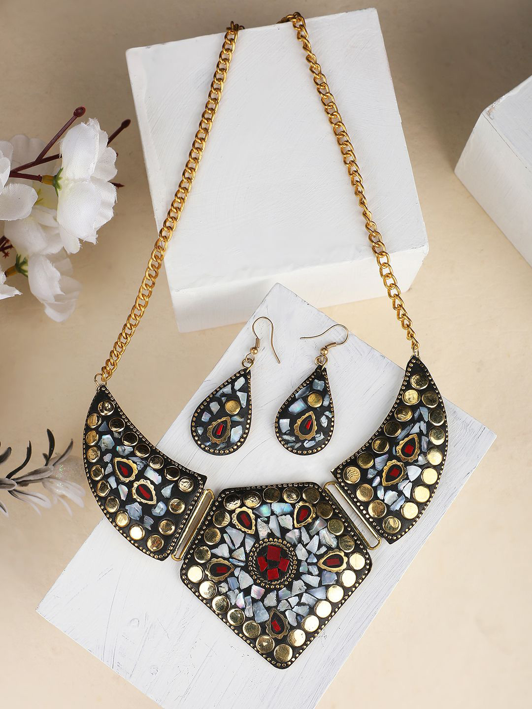 MODE MANIA Gold Plated Chips Studded Jewellery Set