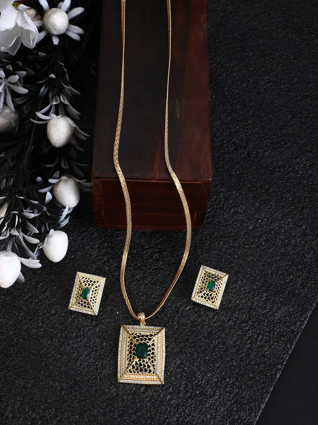 MODE MANIA Gold Plated Square Shaped Emerald Studded Jewellery Set