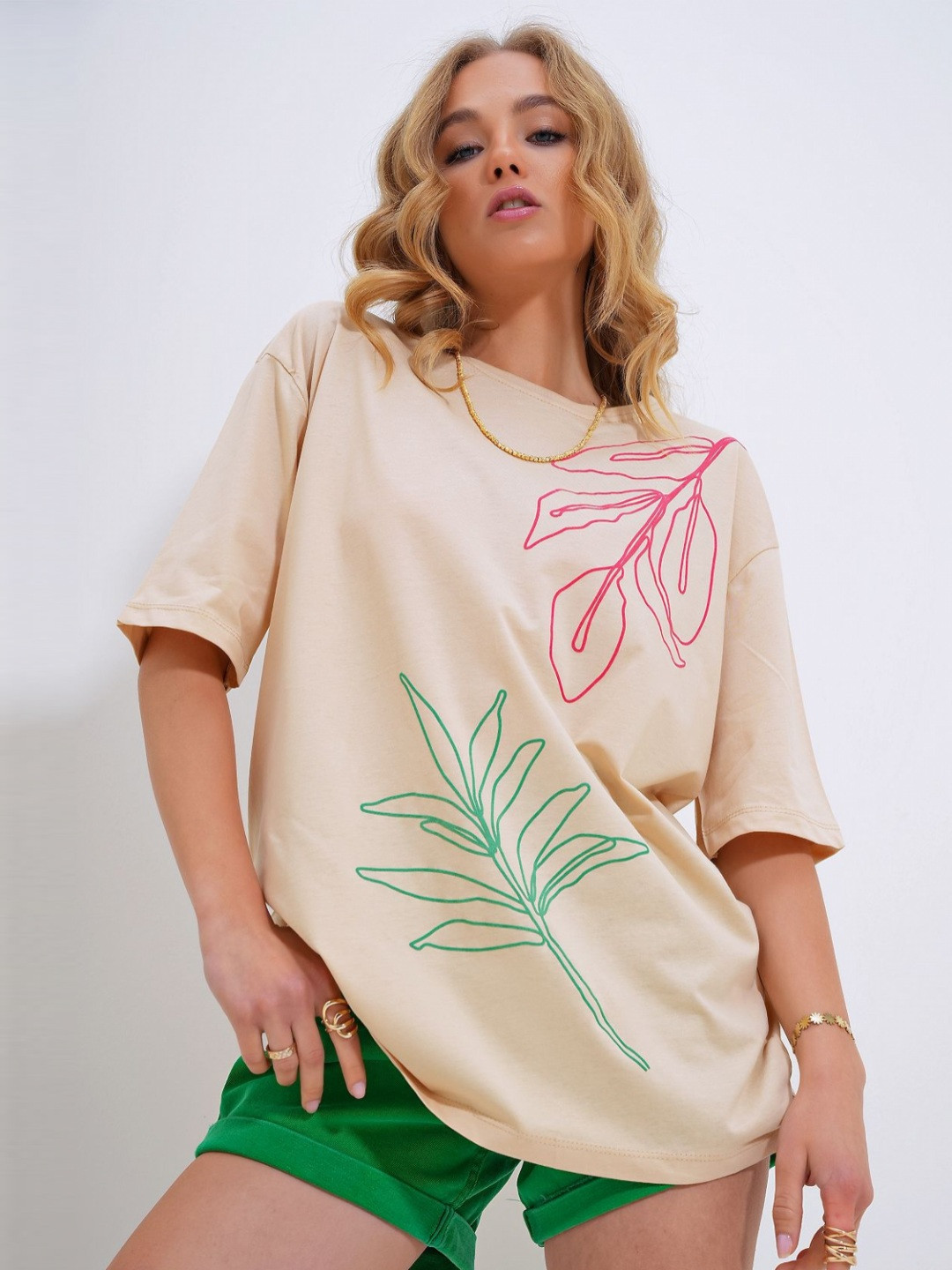 Trend Alacati stili Women Printed Extended Sleeves Raw Edge T-shirt