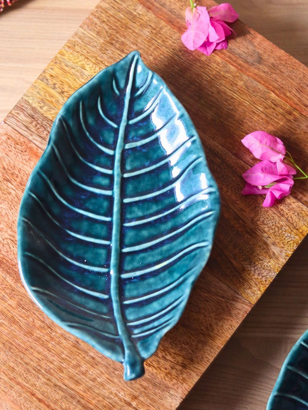 WEAVING HOMES Green Leaf Design Food Platter