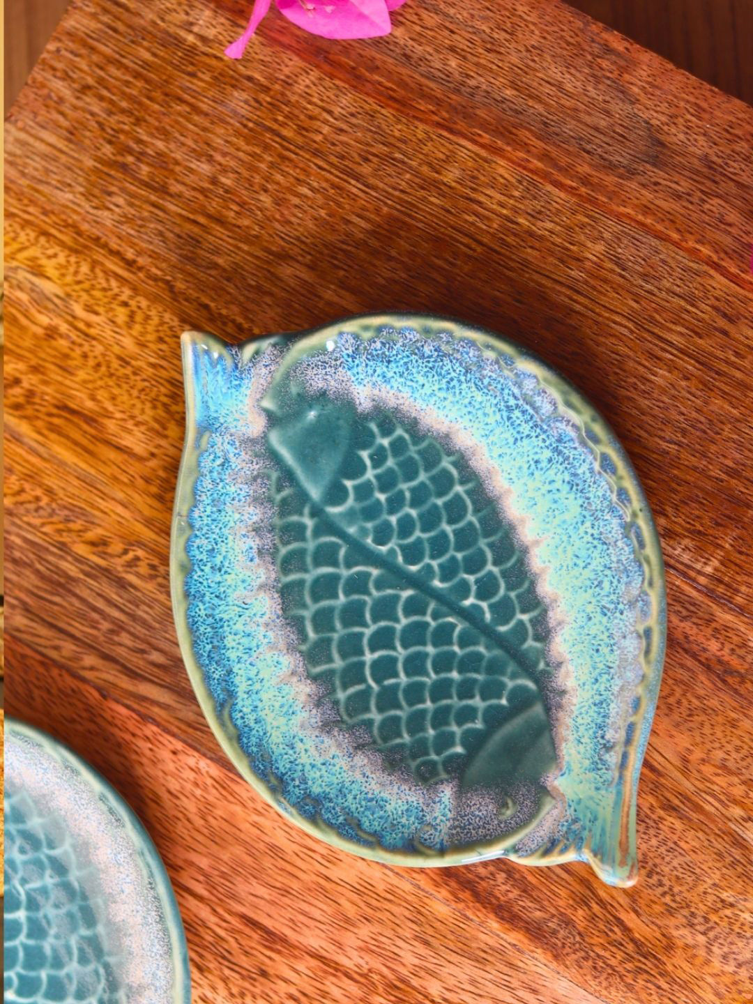 WEAVING HOMES Green Ceramic Dual Fish Plates
