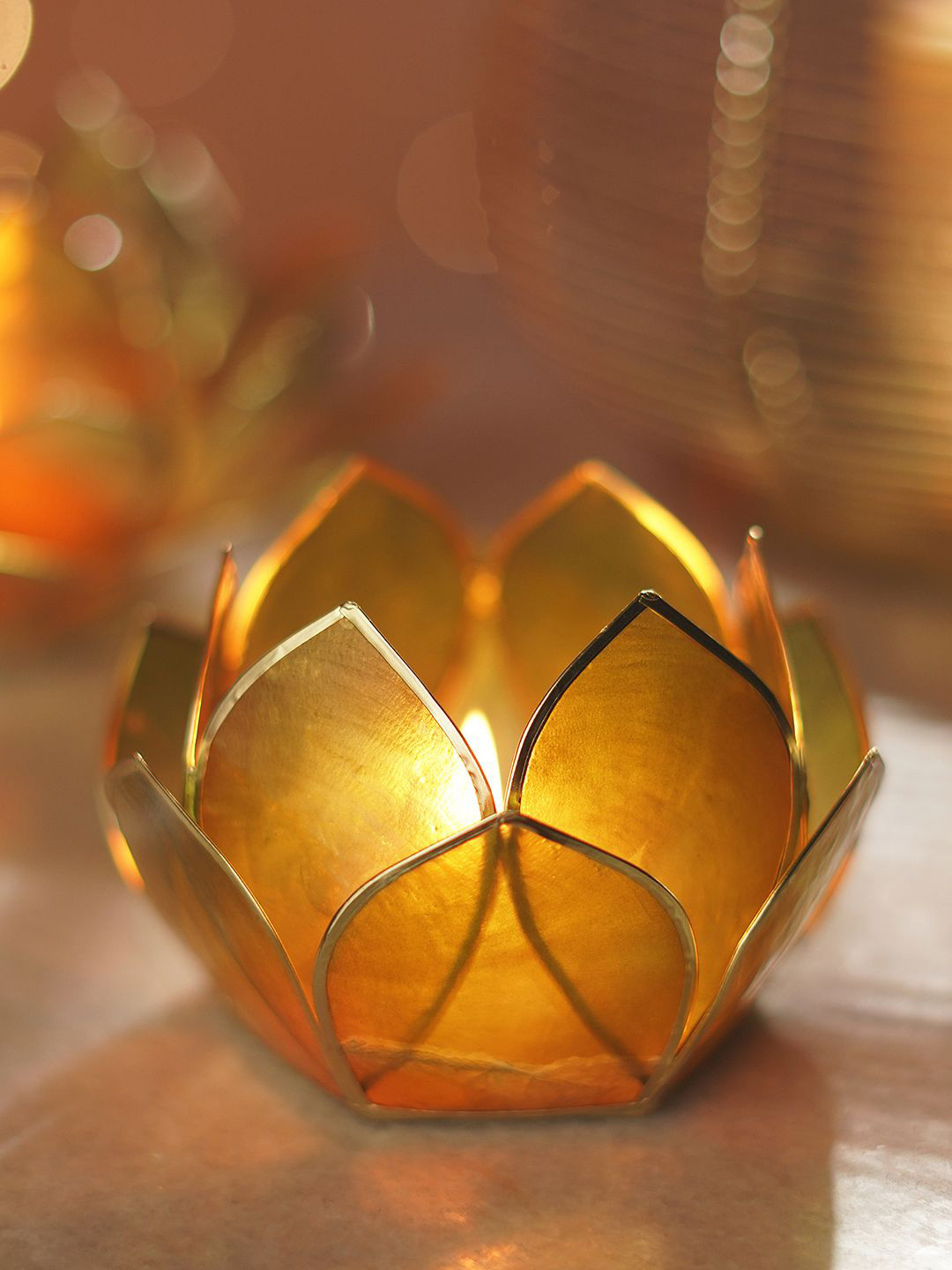 Pure Home and Living Gold-Toned & Green 12 Petals Capiz Tealight Candle Holder