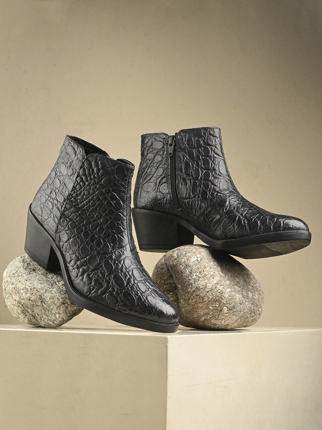 CARLO ROMANO Women Textured Chelsea Boots