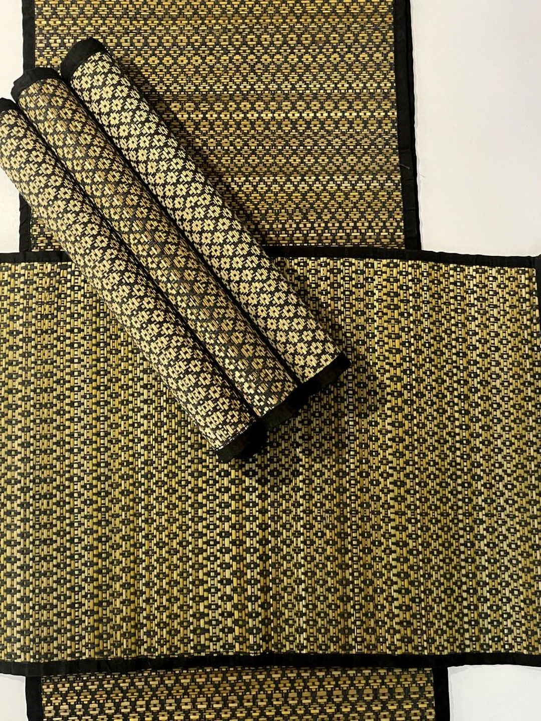 MAATIR DESIGNS Black & Beige 5 Pieces Grass Hand Woven Red Table Mats & Runner Set