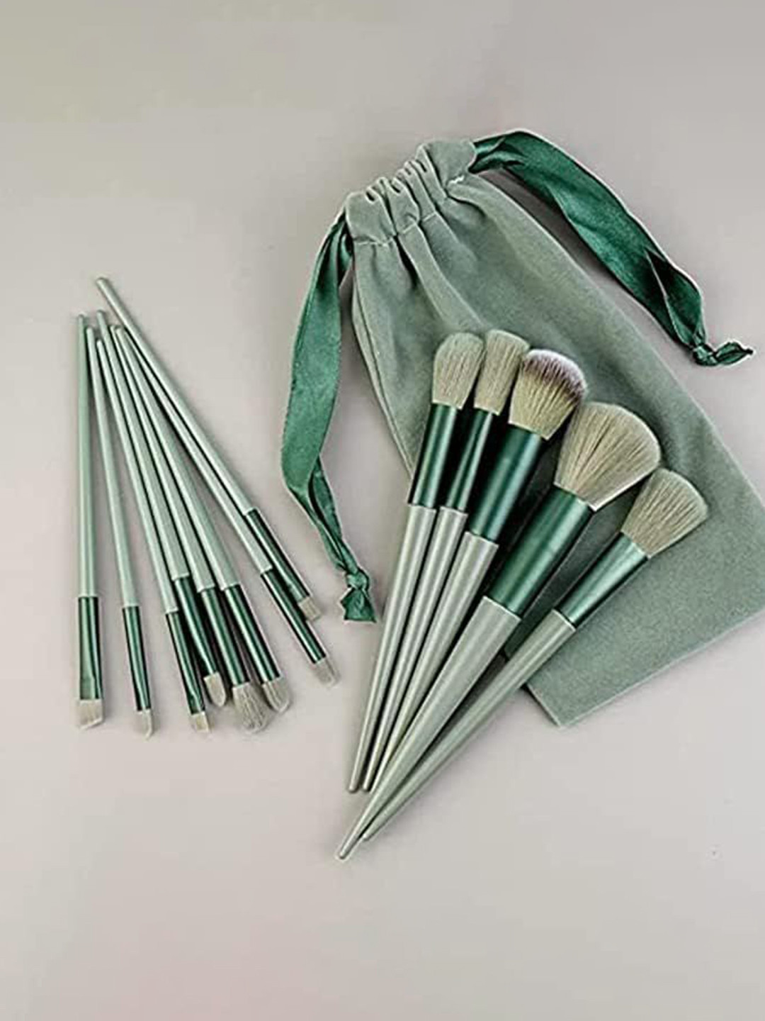 YELGO Set Of 13 Kabuki Makeup Brushes With Pouch