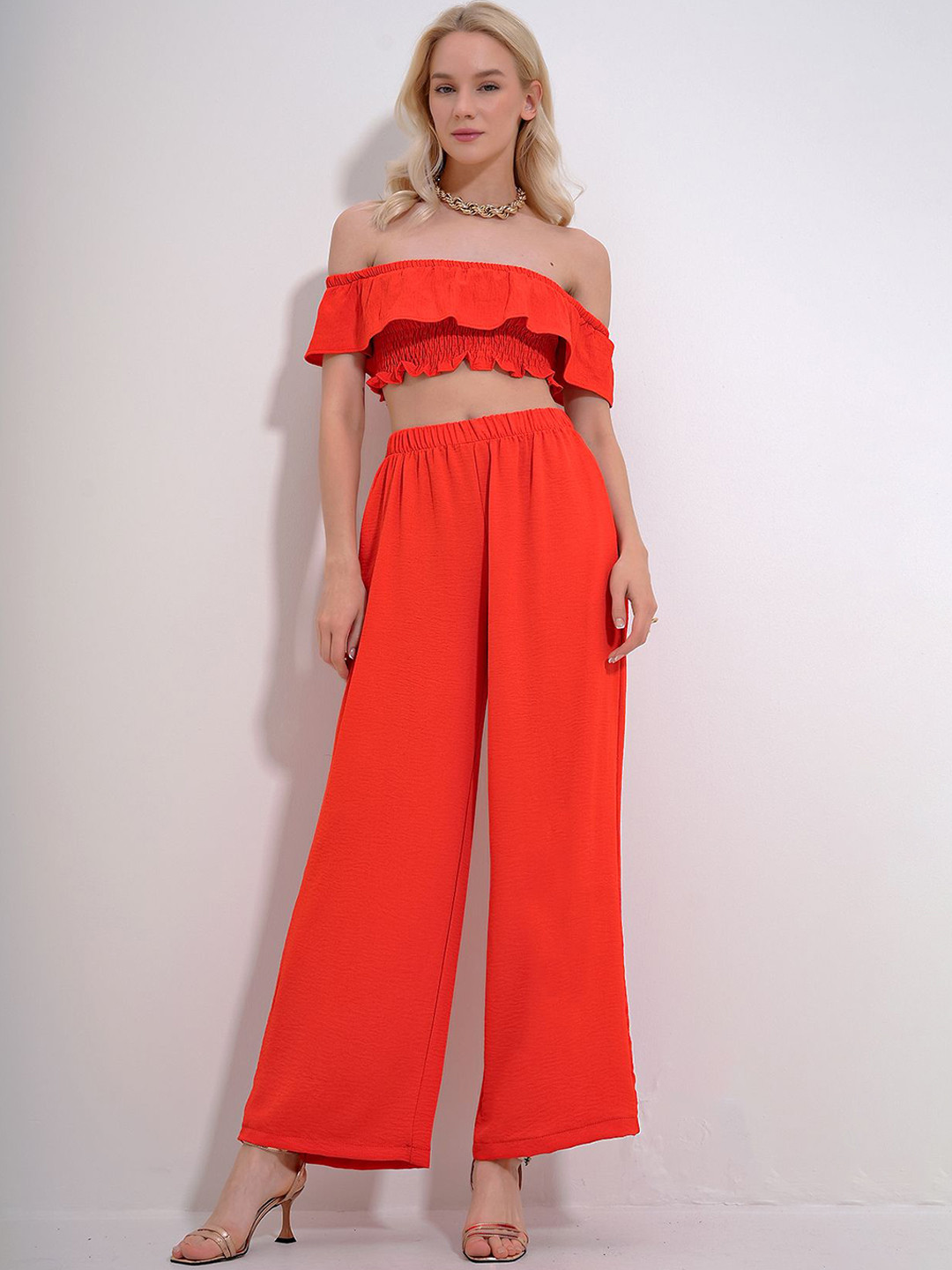 Trend Alacati stili Off-Shoulder Pure Cotton Smocked Crop Top With Trousers