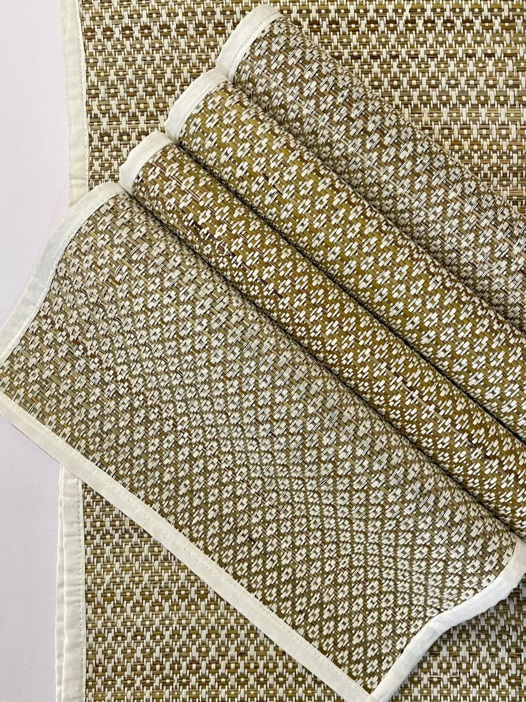 MAATIR DESIGNS White & Tan 5 Pieces Geometric Grass Table Linen Sets