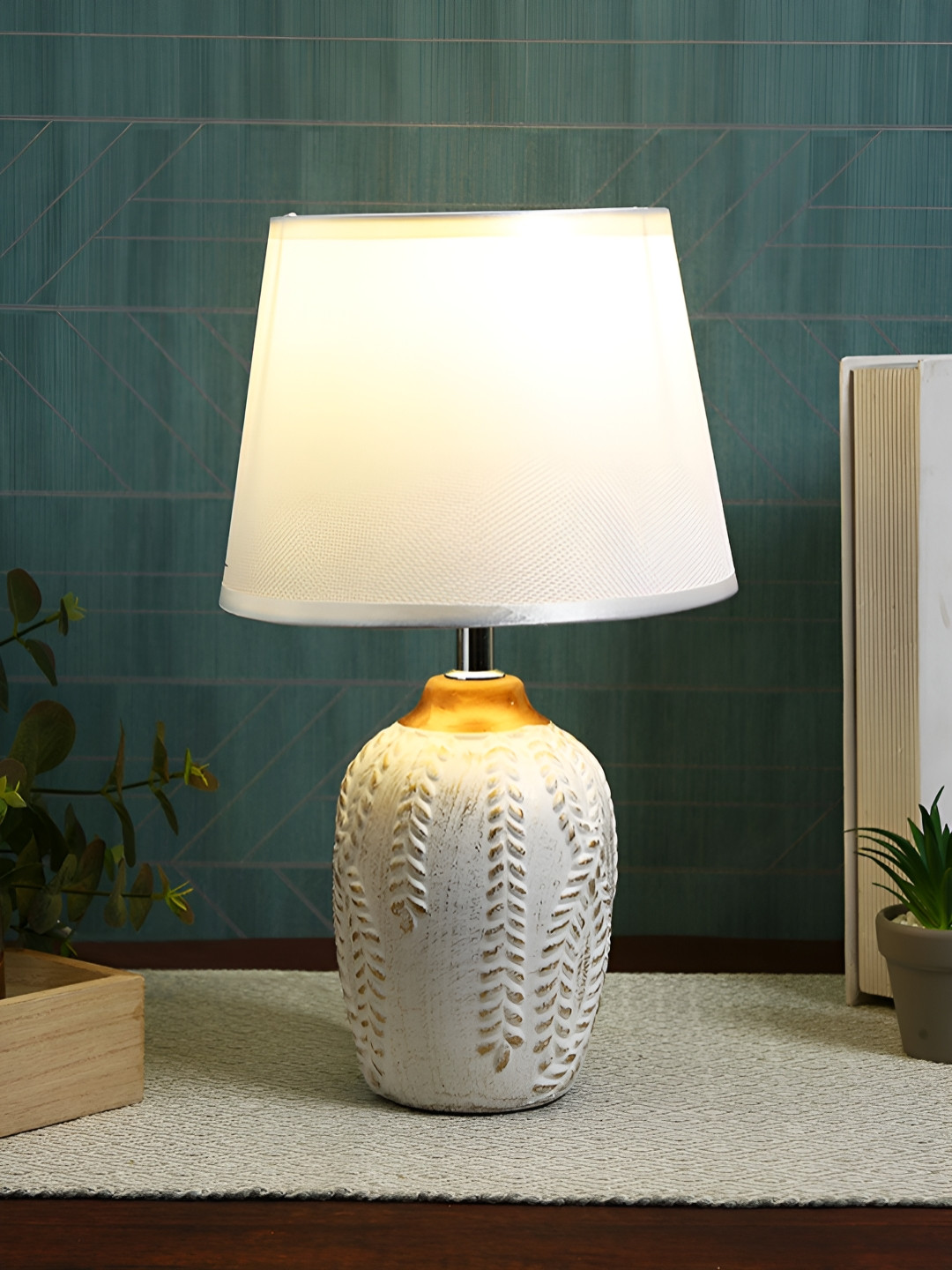 TAYHAA White Textured Ceramic Traditional Frusturical Shaped Table Lamp