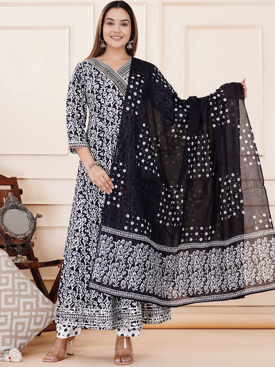 FOX COVER Ethnic Motifs Printed Thread Work Kurta With Trousers &  Dupatta