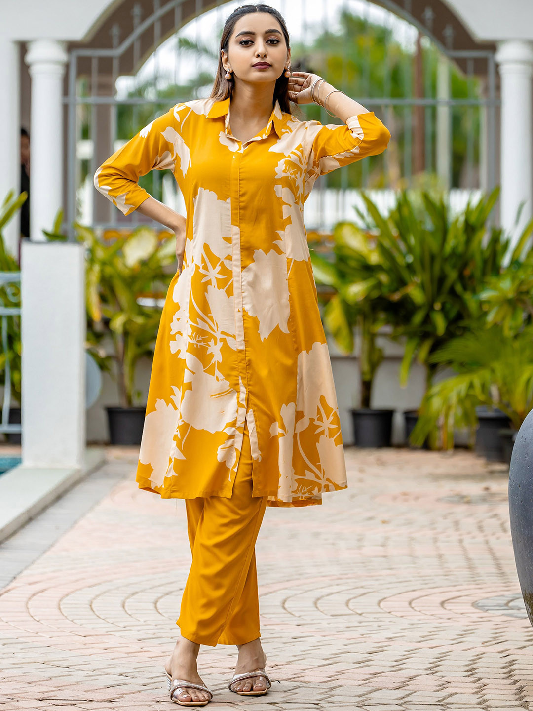 MITTOO Floral Printed Shirt Collar A-Line Kurta With Pyjama