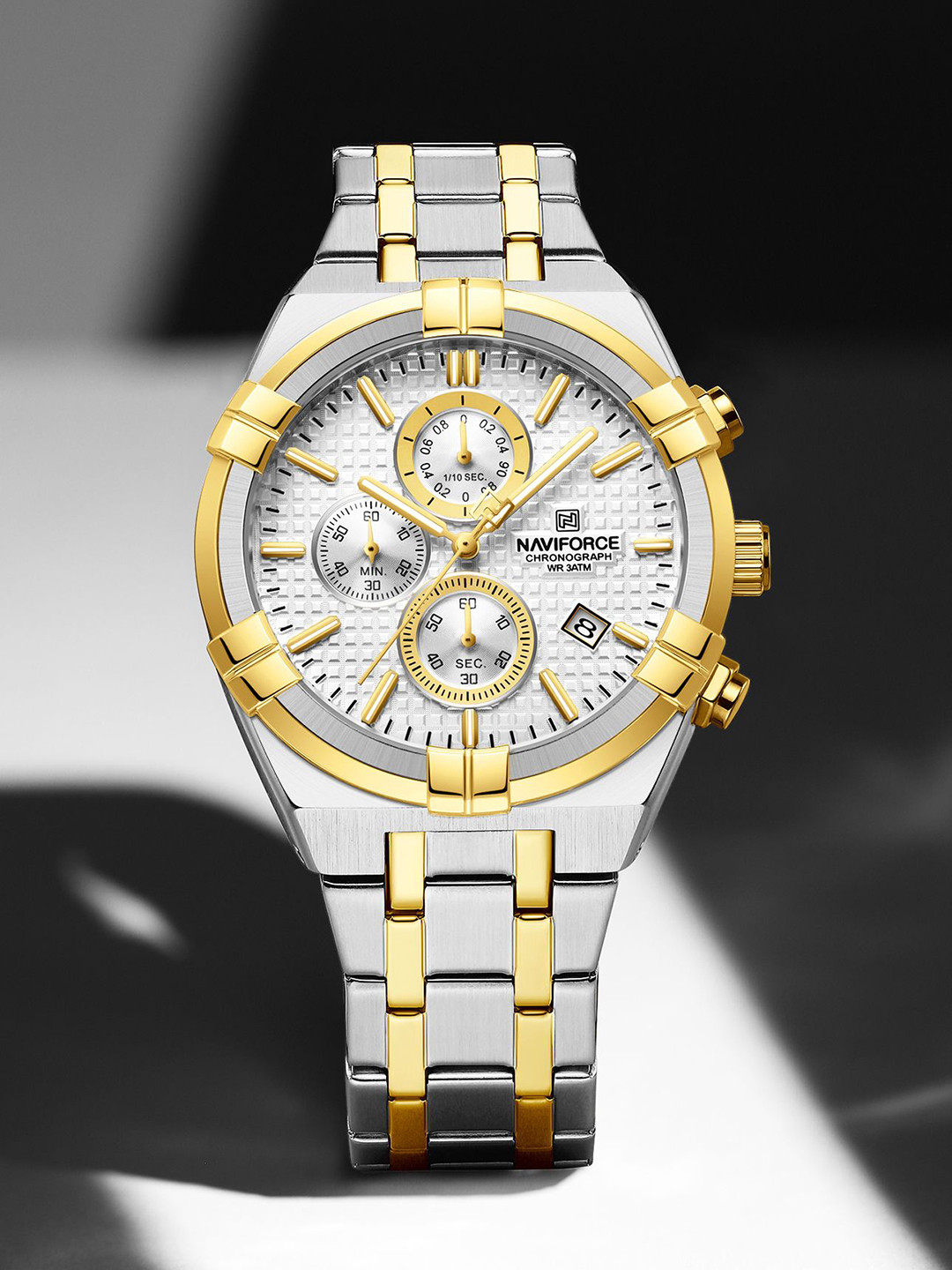 Naviforce Men Brass Patterned Dial & Stainless Steel Bracelet Style Straps Analogue Chronograph Watch