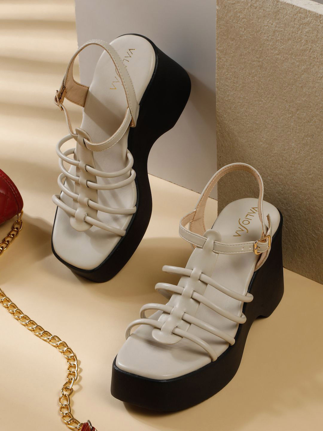 VALIOSAA Buckle Detail Solid Strappy Wedges