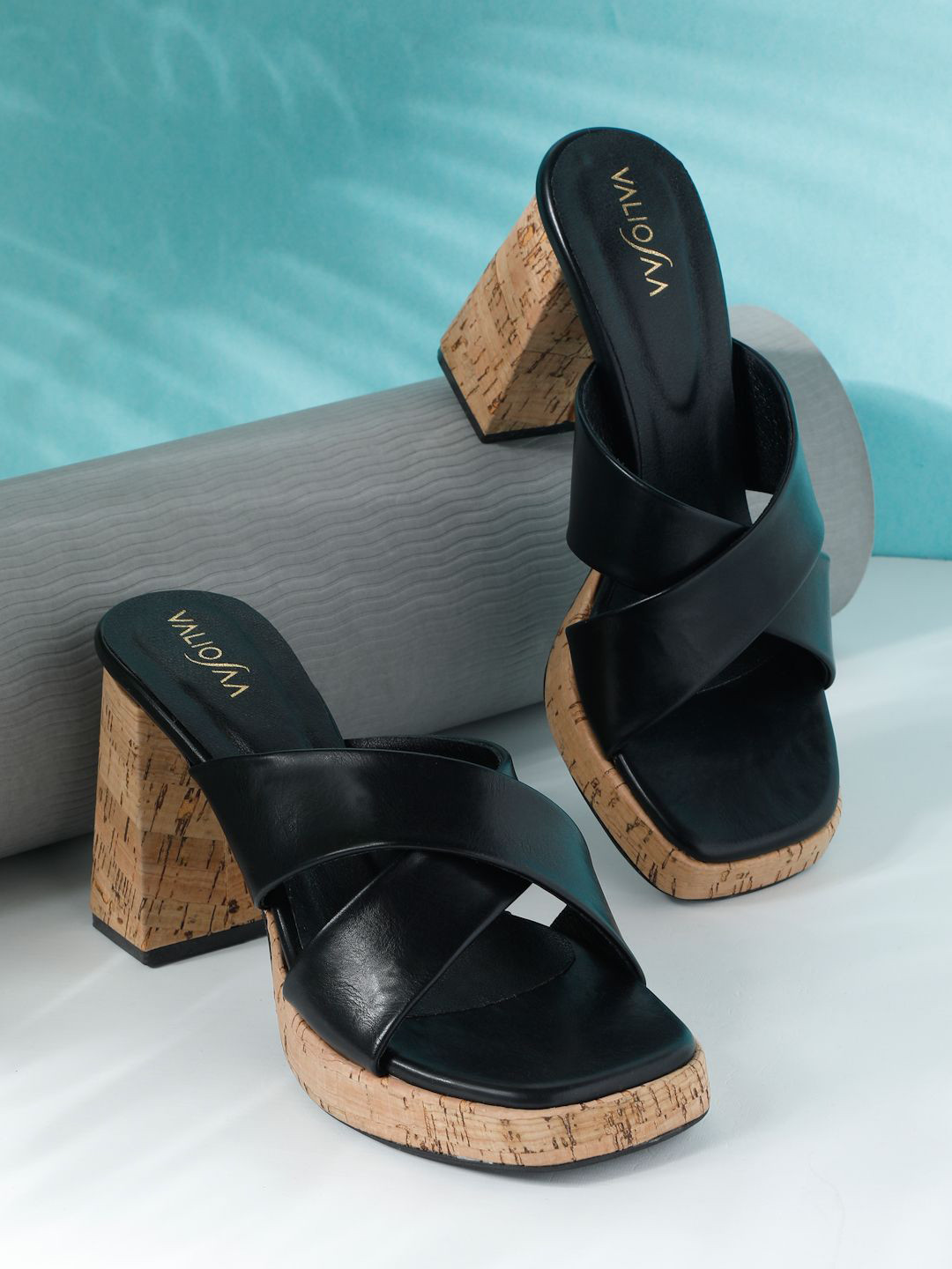 VALIOSAA Cross Strap Solid Block Sandals