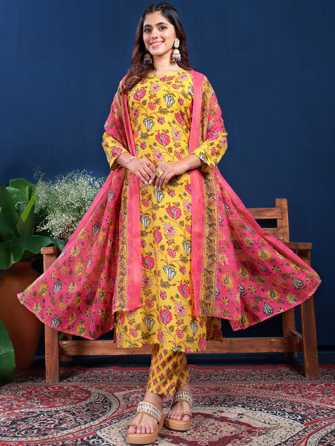 ARADHNA Floral Printed Notch Neck Straight Kurta With Trousers & Dupatta