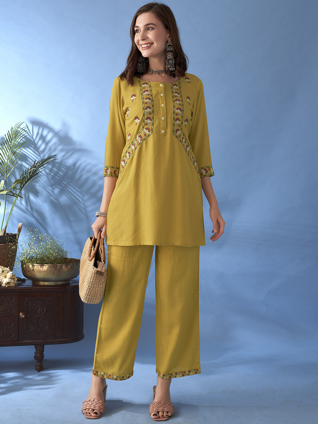 Anouk Round Neck Thread Work Top With Trousers