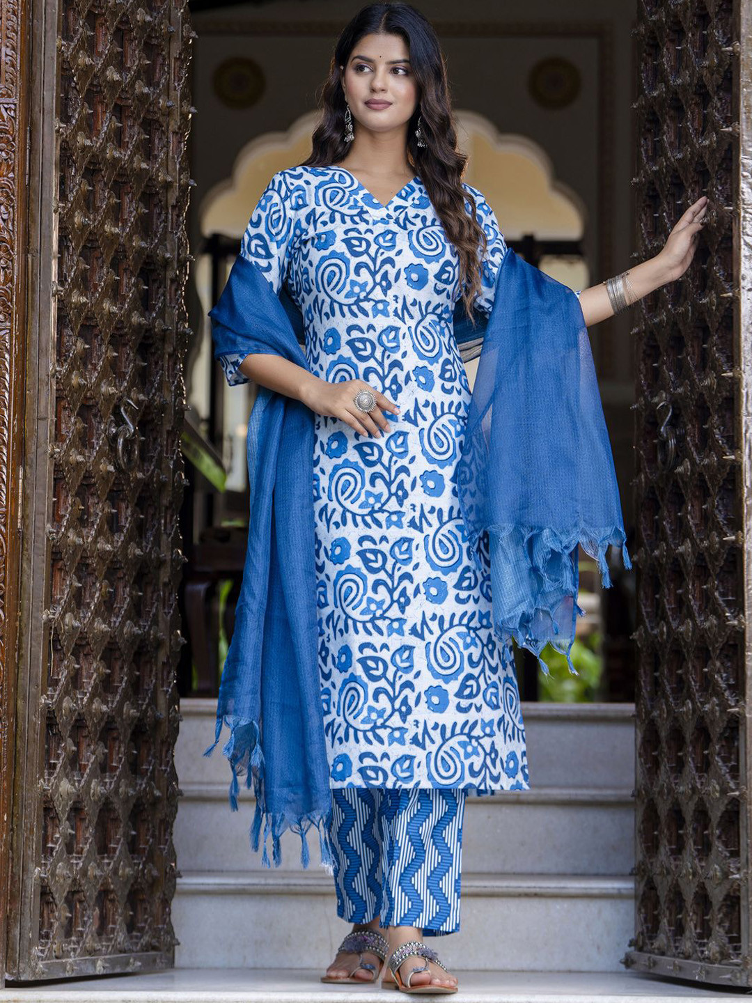 VredeVogel Floral Printed Sraight Kurta & Trousers With Dupatta