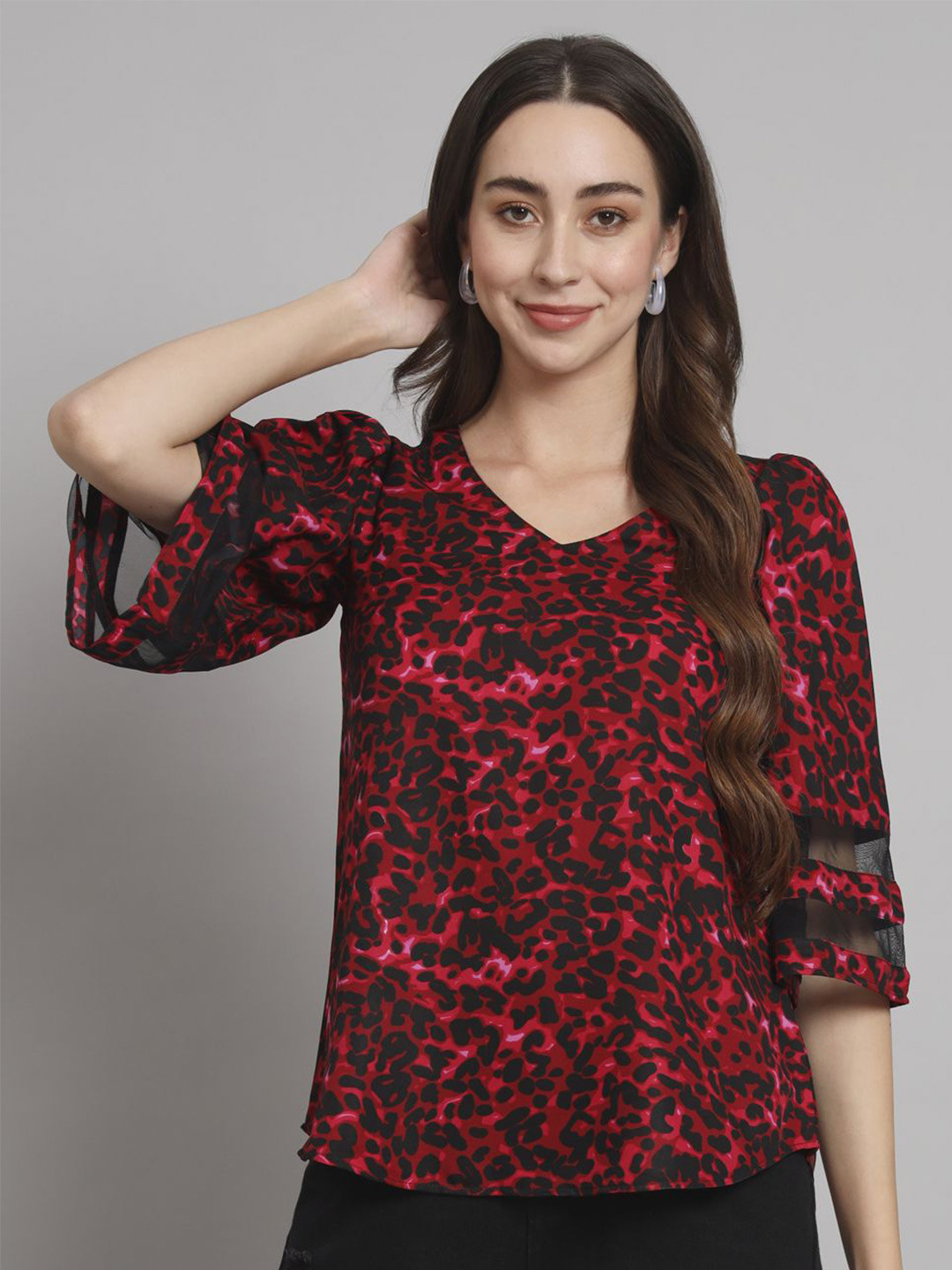 Curvydrobe Women Abstract Printed V-Neck Top