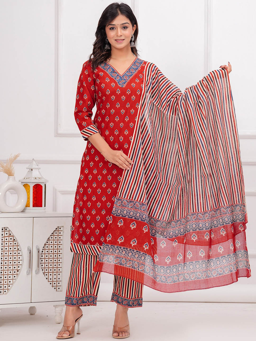 POSHART FASHION AS UNIQUE AS YOU ARE Women Floral Printed Regular Pure Cotton Kurta with Trousers & With