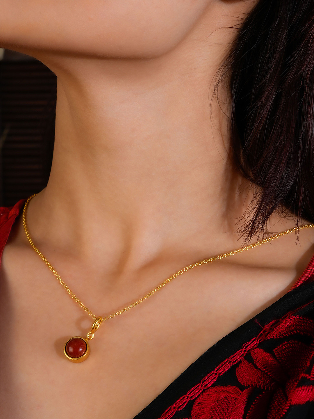 TOTAPARI Root Chakra Gold-Plated Agate Studded Chain