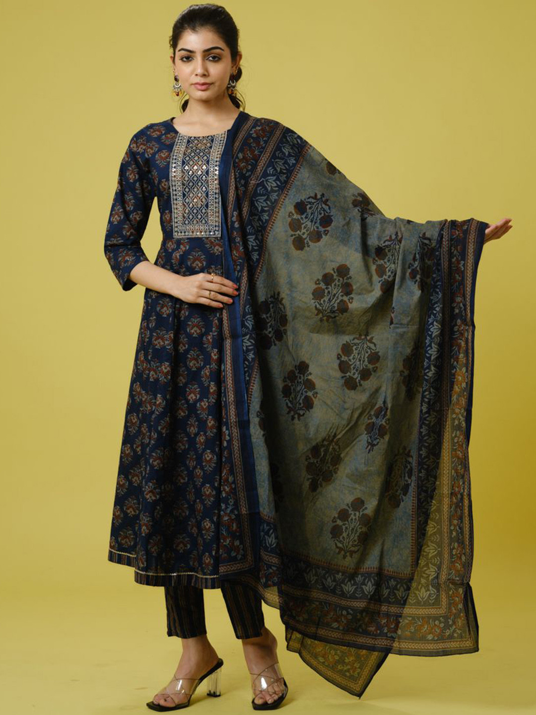 Hassu's Ethnic Motifs Print Sequinned Pure Cotton Kurta with Trousers & Dupatta