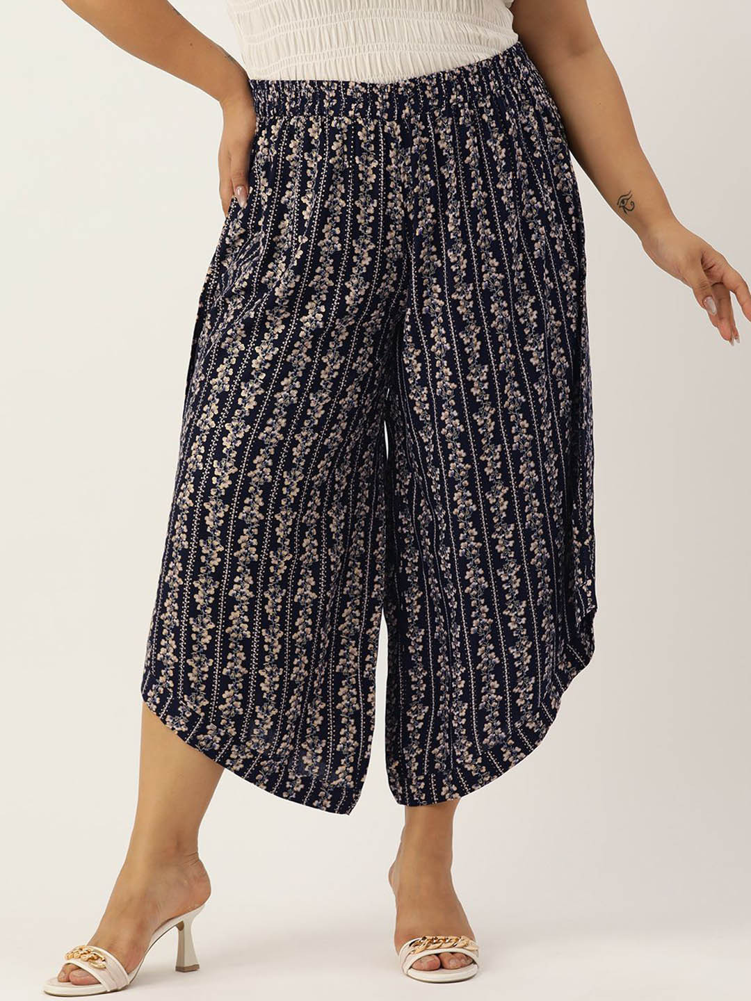 theRebelinme Women Plus Size Floral Printed Flared Palazzo