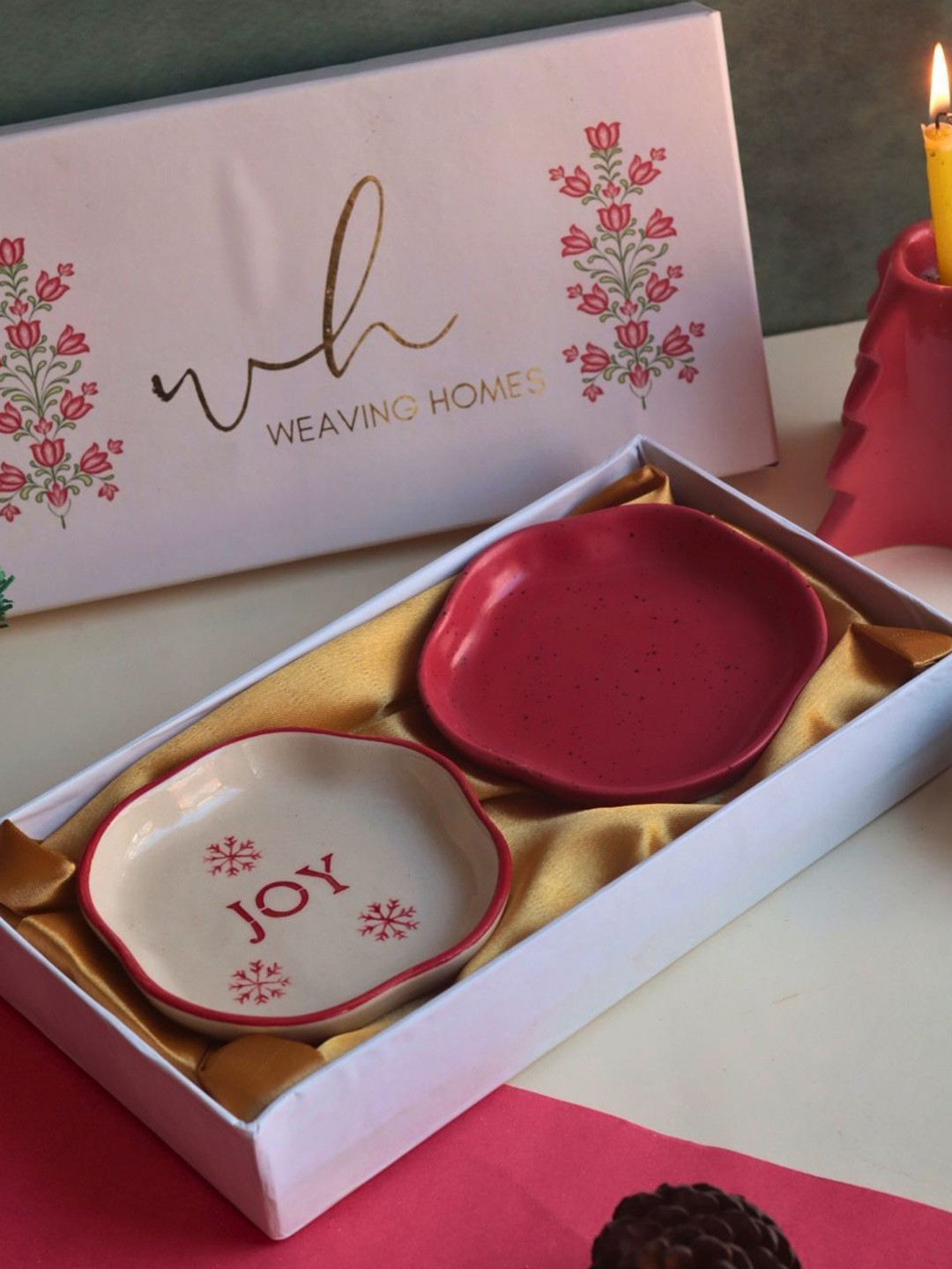 WEAVING HOMES Red 2 Pieces Typography Printed Dessert Plates With Gift Box