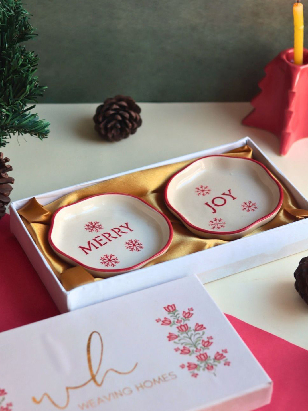 WEAVING HOMES Red & White Merry & Joy Printed Ceramic Plates With Gift Box