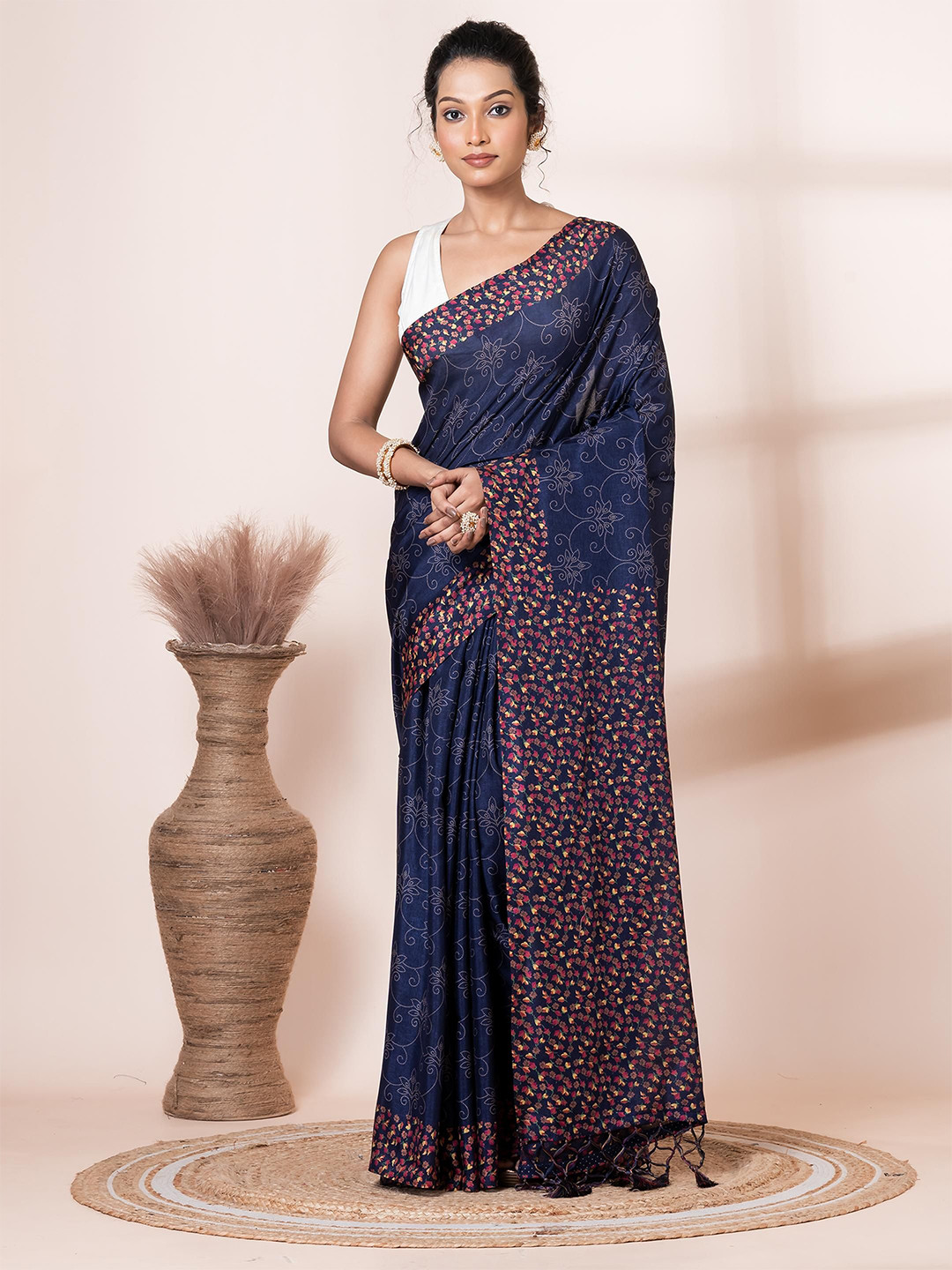 VIBHAVARI Floral Printed Saree With Blous Piece