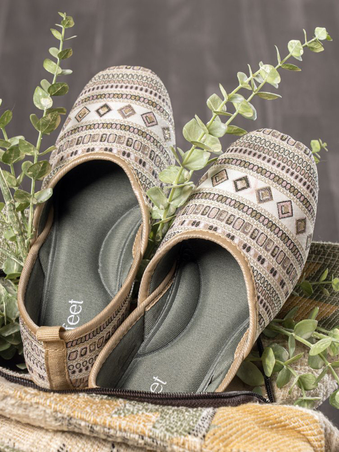 Indifeet Women Printed Printed Slip-On Memory Sole Mojaris