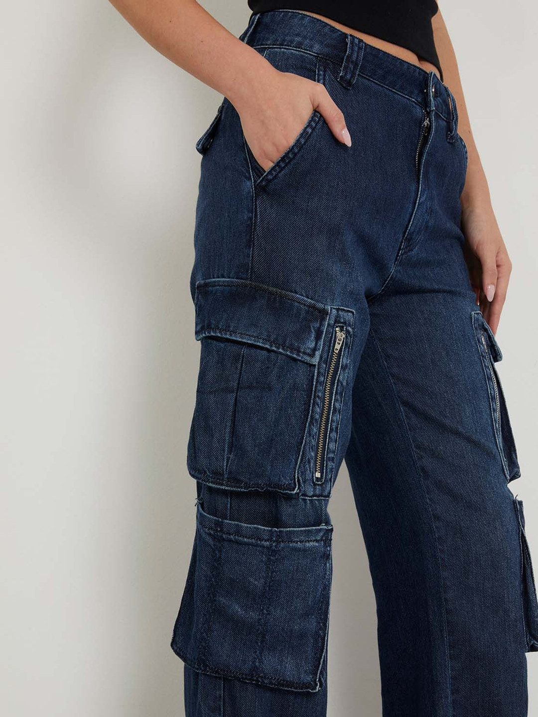 GUESS Women Slash Knee Light Fade Cotton Jeans