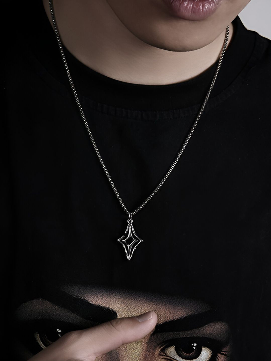 SUFFIRE Star Shaped Pendants with Chains