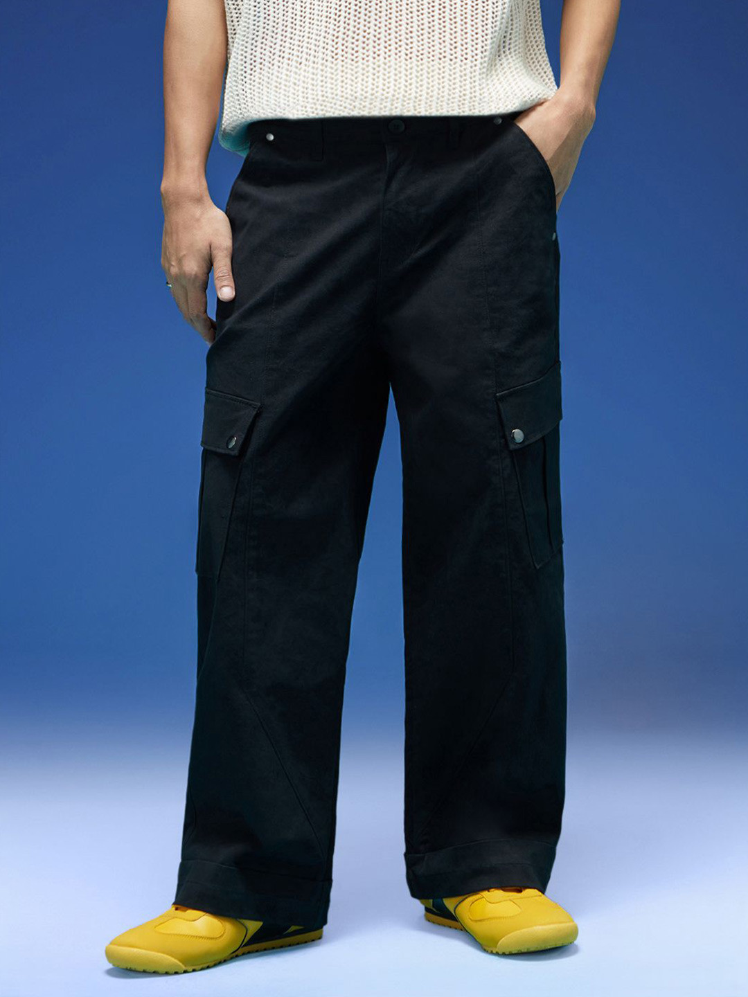 VEIRDO Men Black Relaxed Straight Leg Fit High Rise Cotton Cargo Trousers