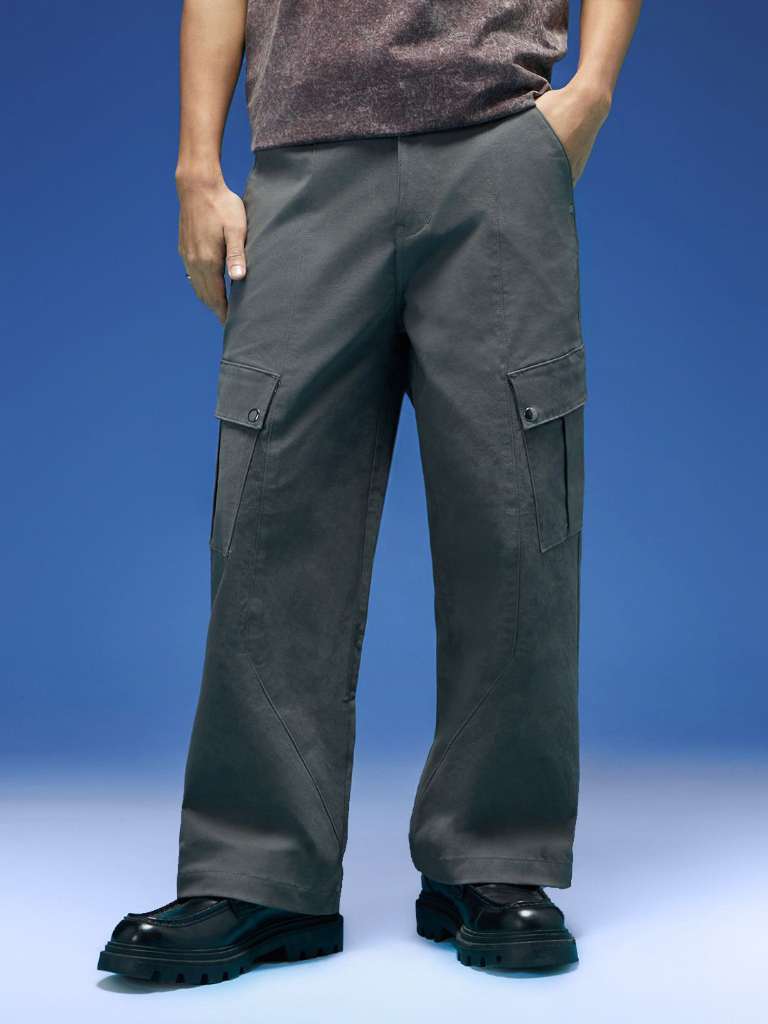 VEIRDO Men Grey Relaxed Straight Leg Fit High Rise Cotton Cargo Trousers