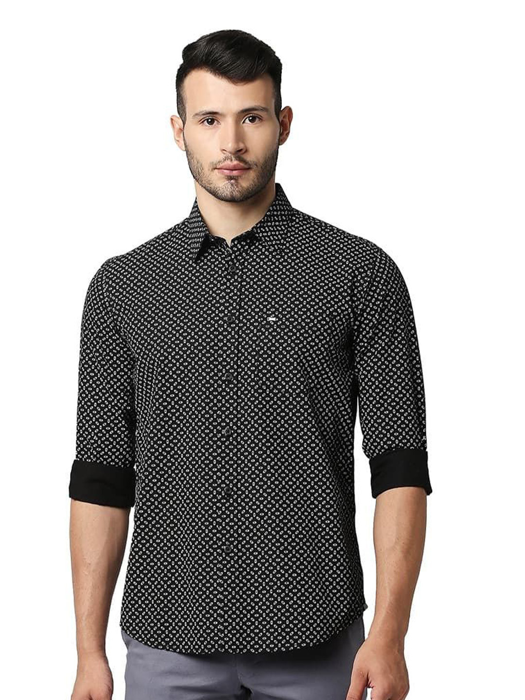 Basics Men Slim Fit Spread Collar Geometric Printed Cotton Casual Shirt