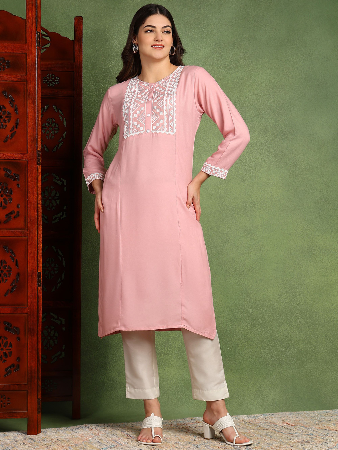 VINH FASHION Geometric Embroidered Panelled Straight Kurta