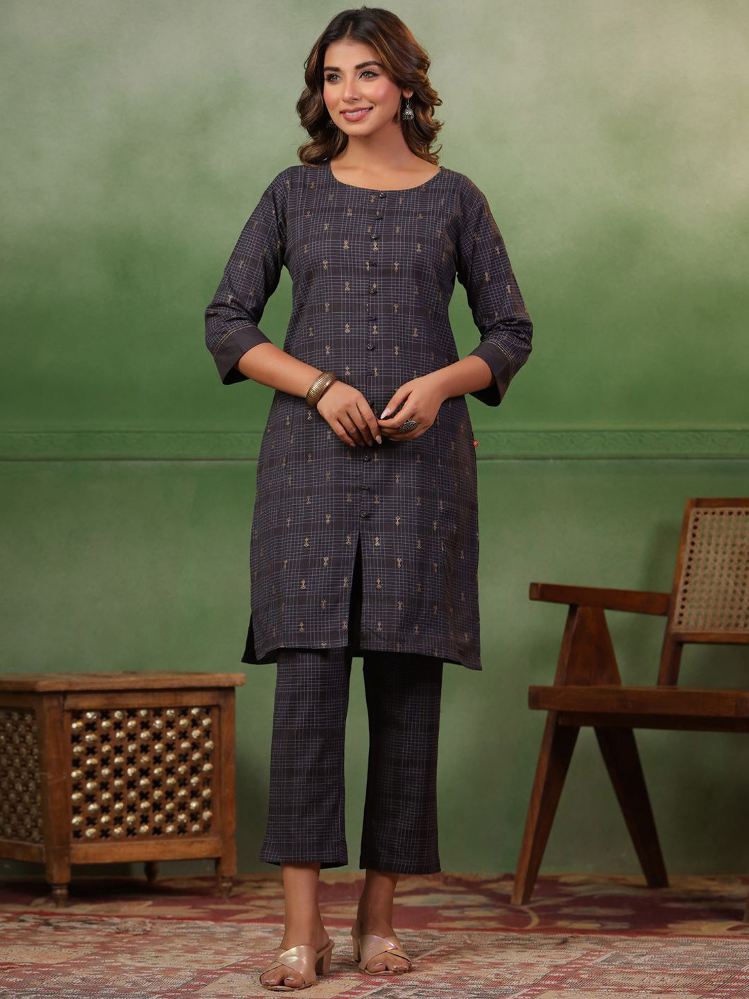 Span Women Regular Kurta with Trousers