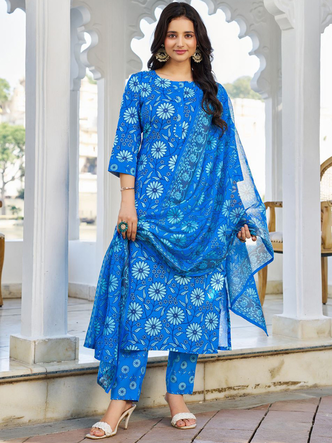 VIBE VISION Women Floral Printed Regular Kurta with Trousers & With Dupatta