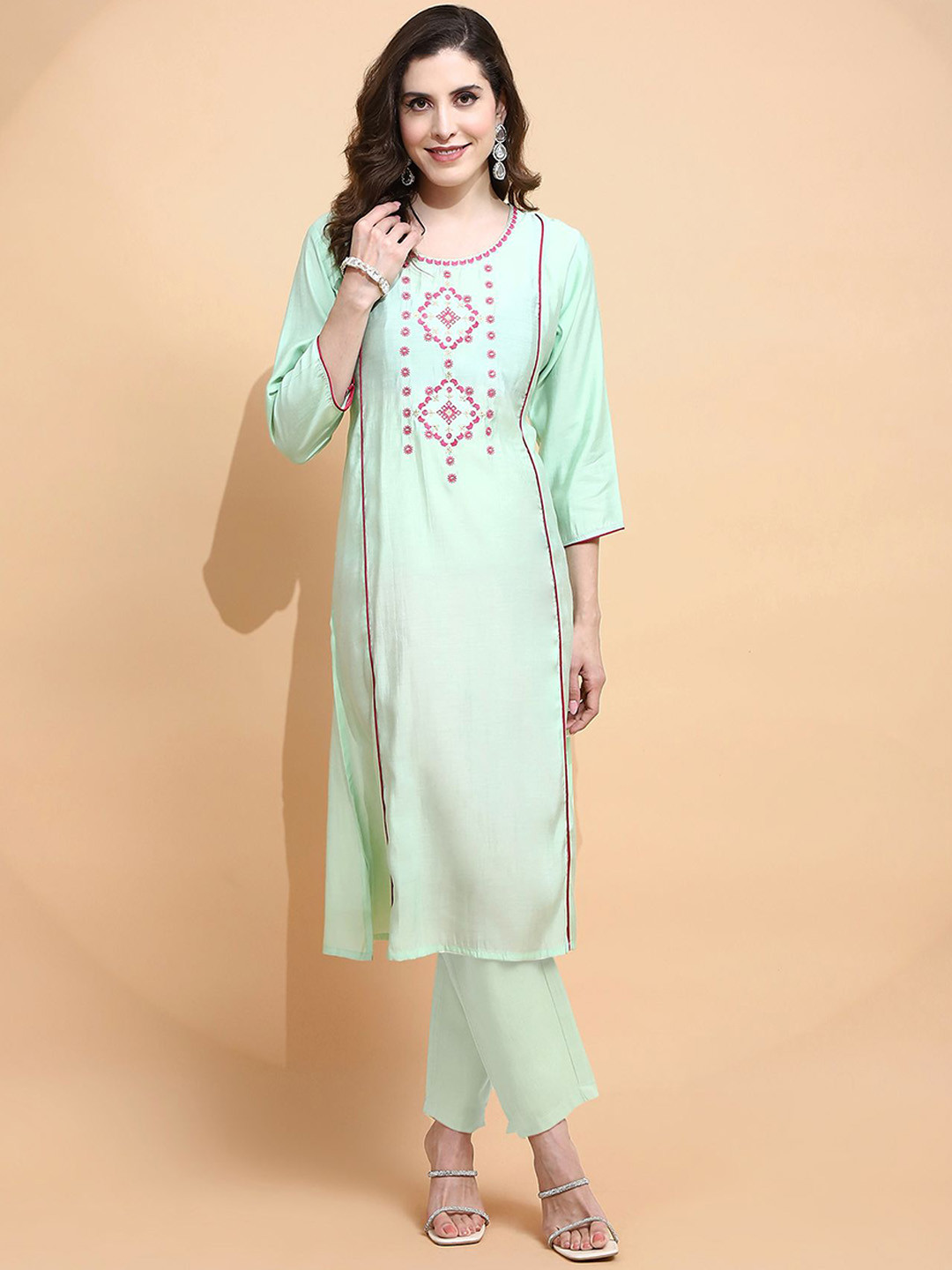 Me&I Round neck Floral Embroidered Thread Work Straight Cotton Silk Kurta