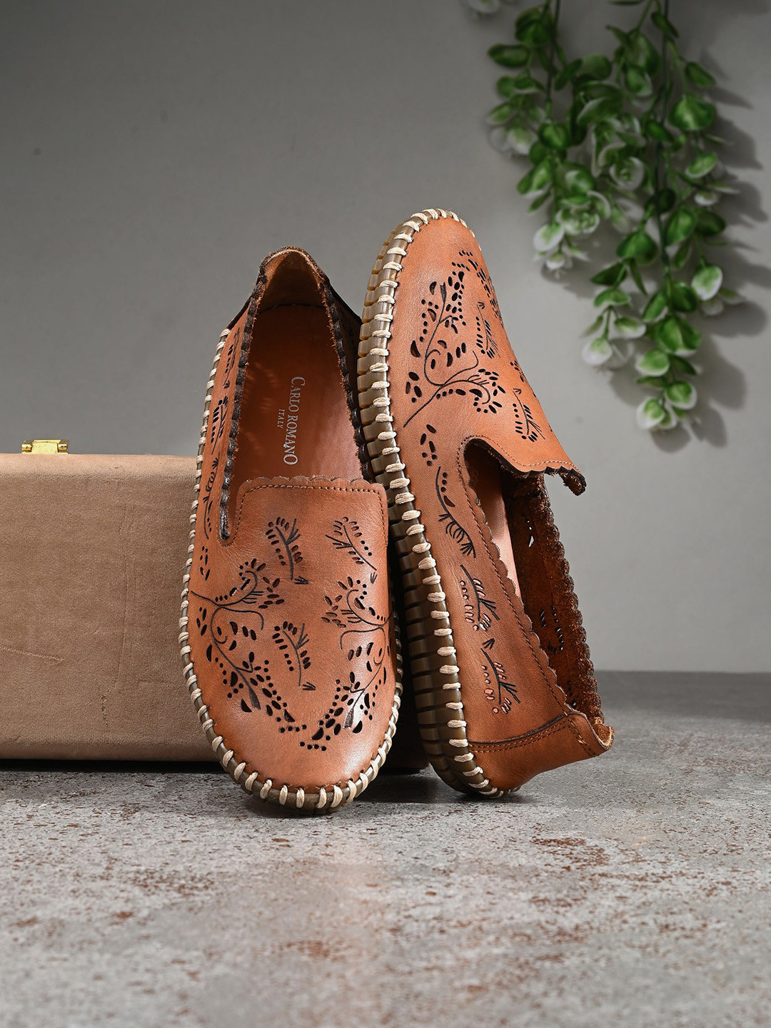 CARLO ROMANO Women Textured Leather Mojaris
