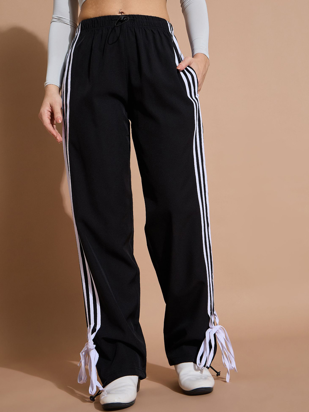 The Roadster Lifestyle Co Side Stripes-Detail Baggy-Fit Super Light Parachute Pants