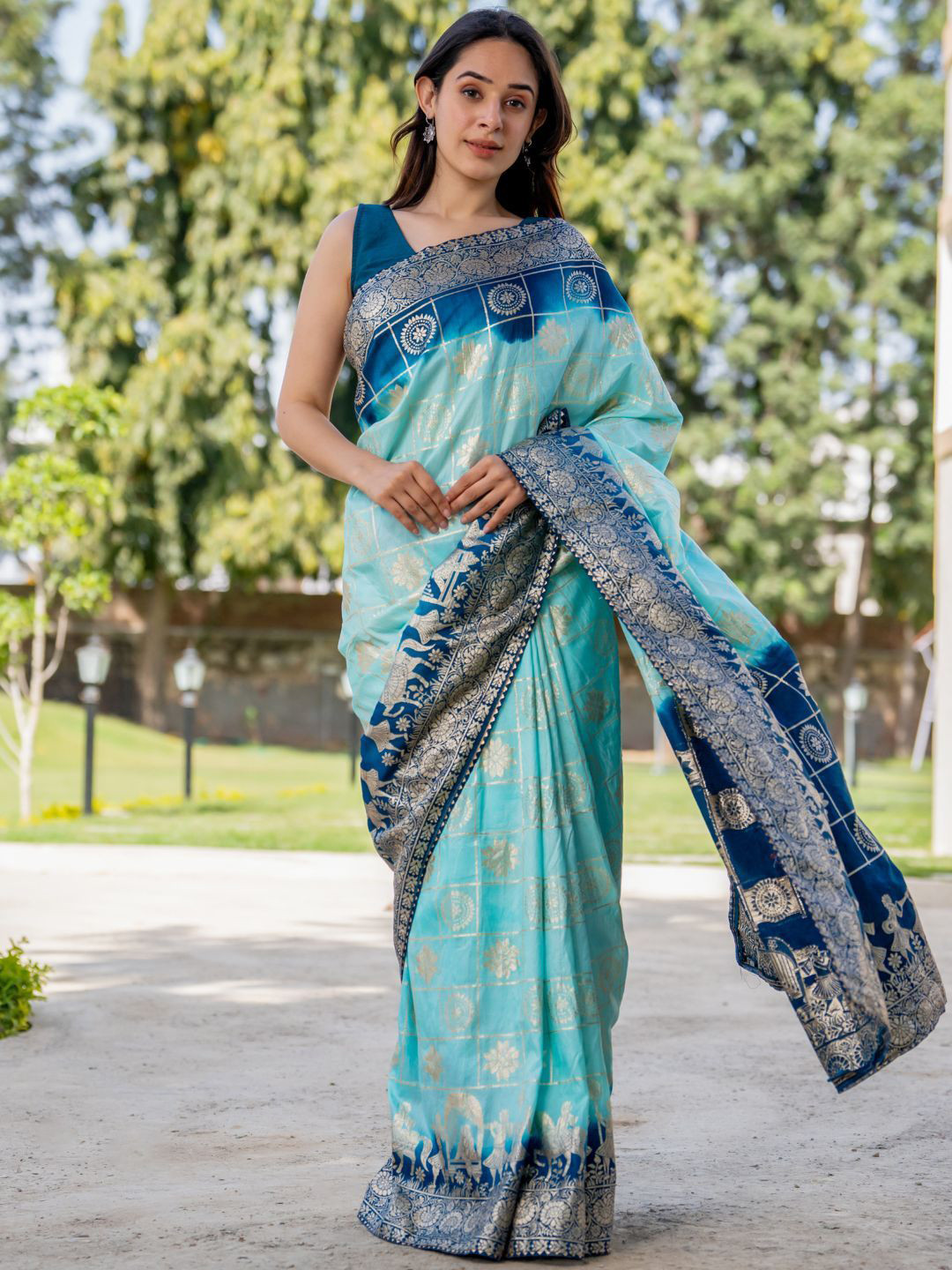 PRETTY PALLU Woven Design Zari Banarasi Saree