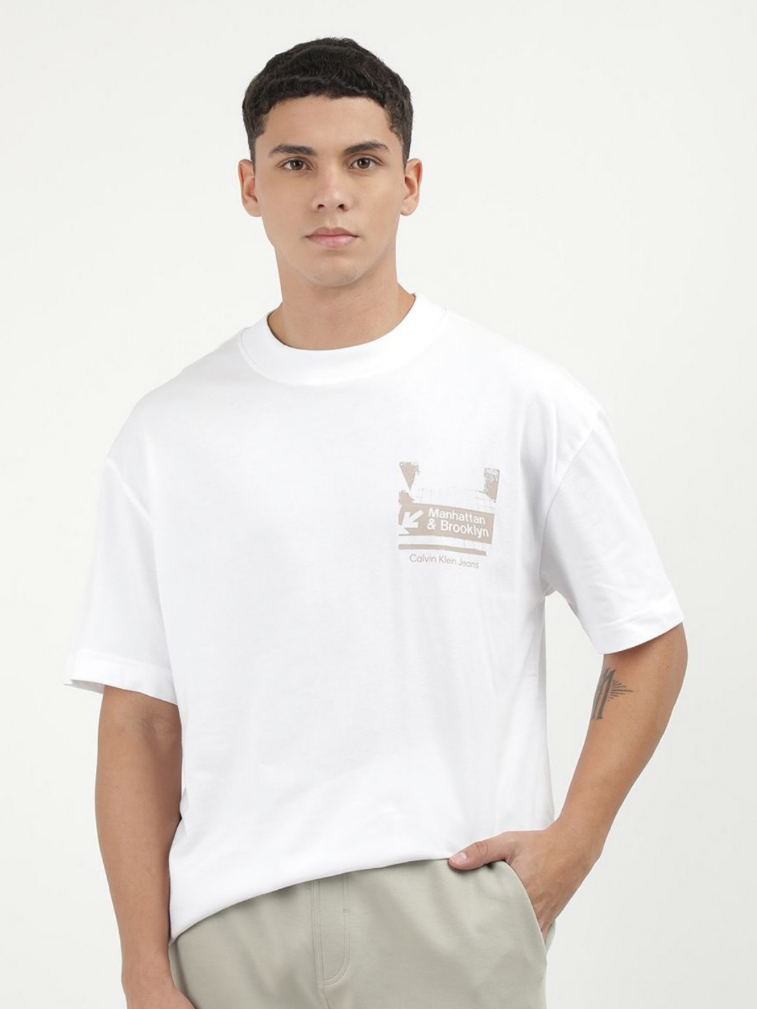 Calvin Klein Jeans Men Henley Neck Extended Sleeves Pockets T-shirt