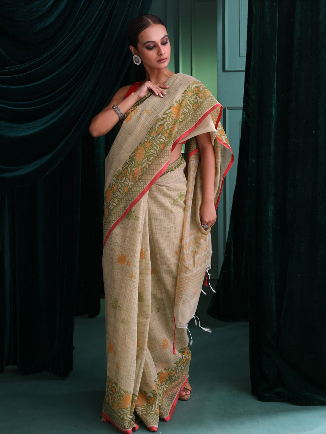 Saranee Taant Polycotton Floral Traditional Saree