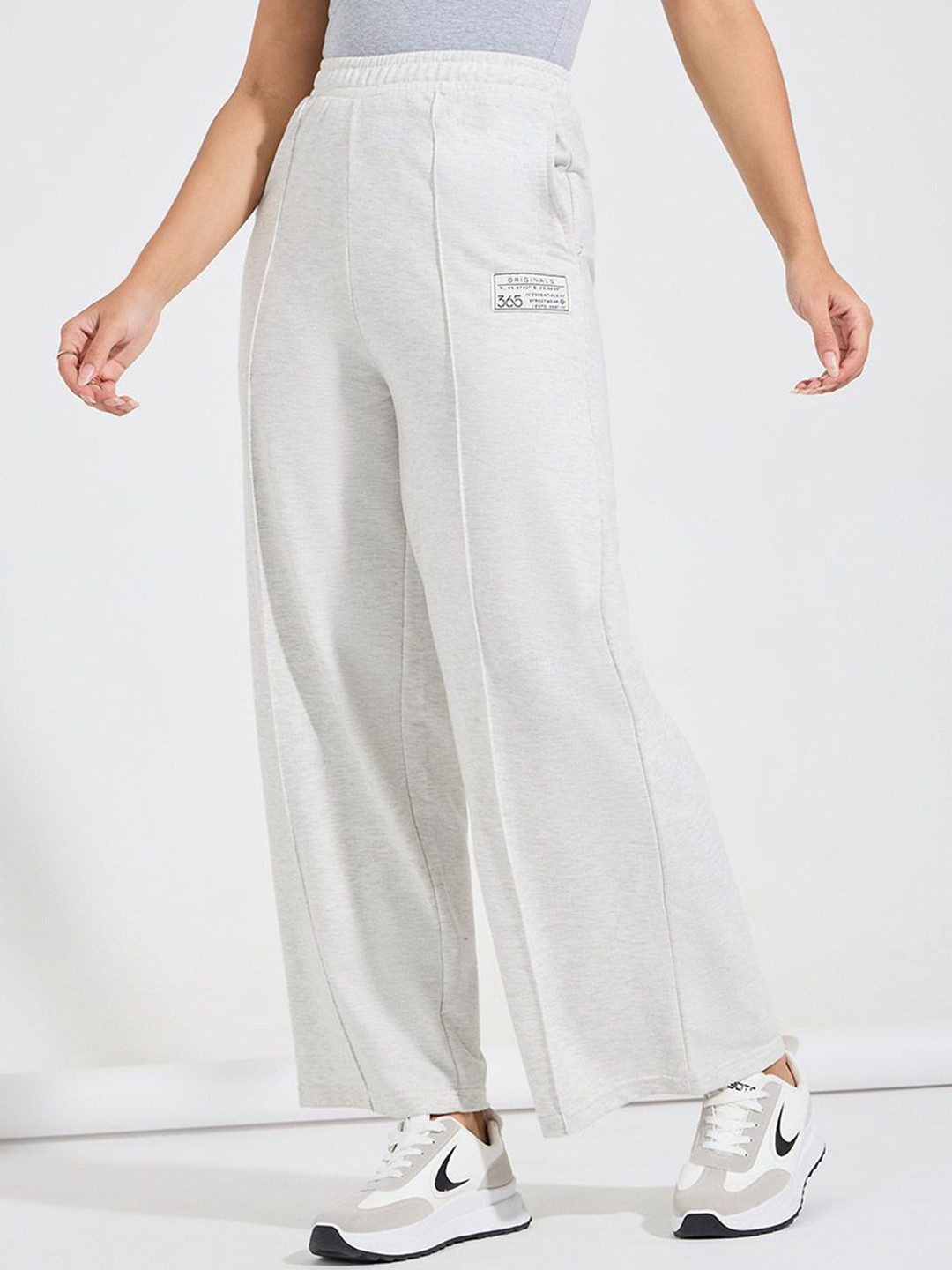 Styli Women Solid Mid Rise Regular Slip On Track Pants