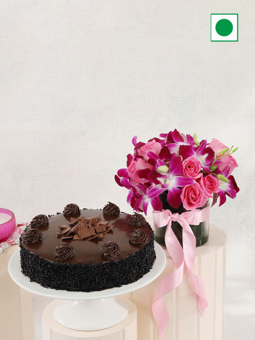 IGP Truffle Flavor With Fresh Flowers Eggless Round Cake- 500 g