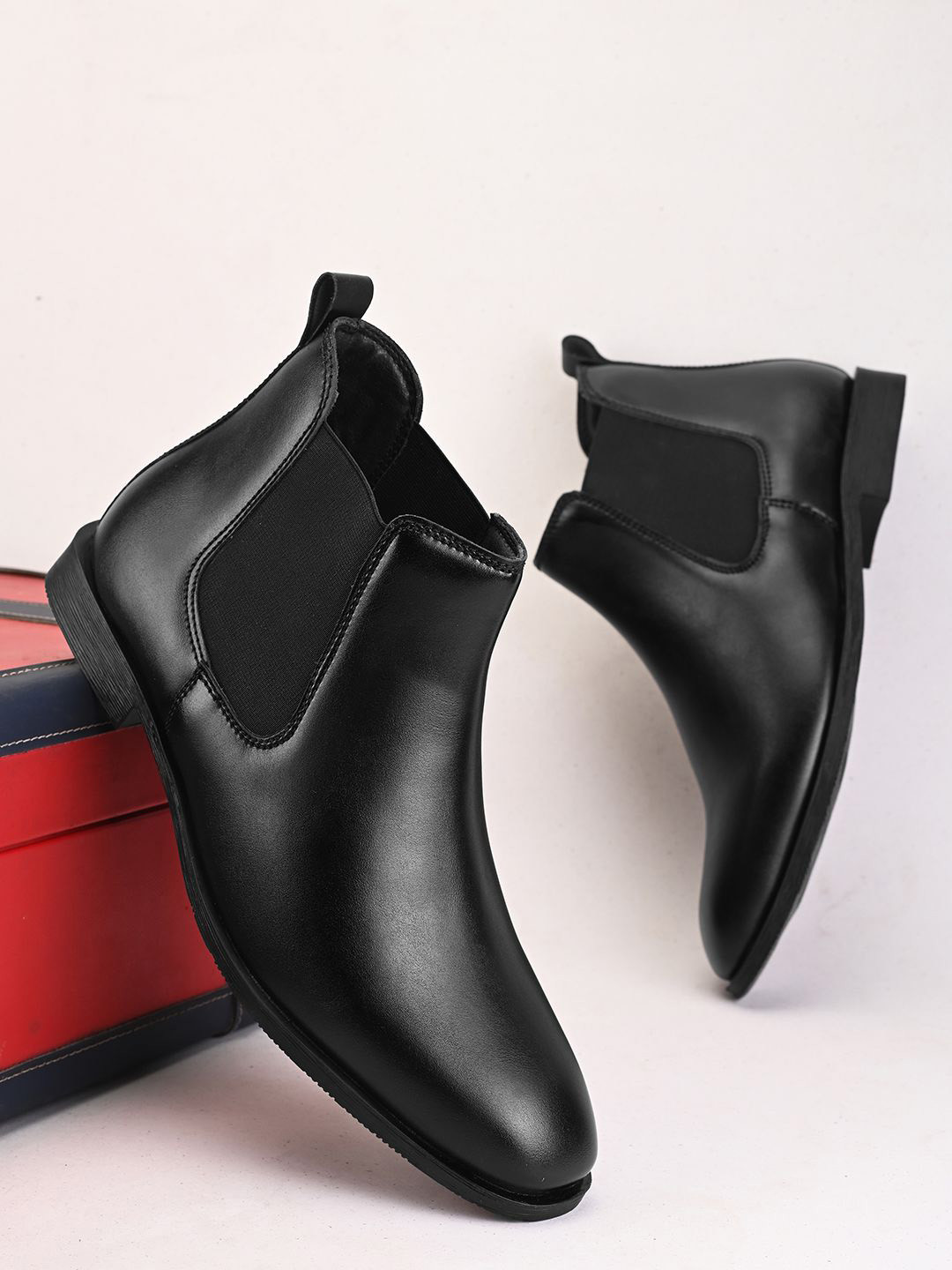 The Roadster Lifestyle Co Men Block-Heeled Chelsea Boot
