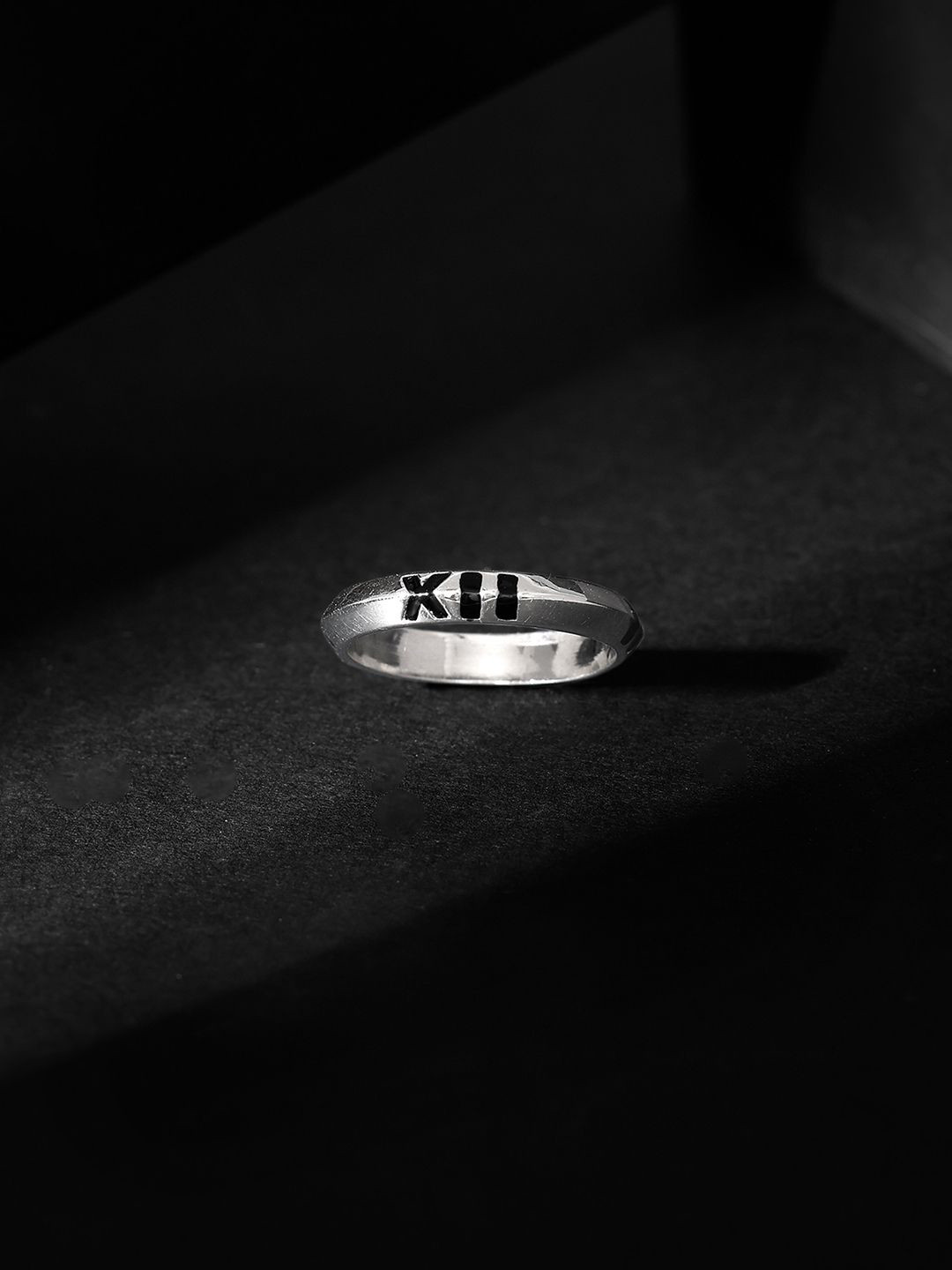 GIVA 925 Silver Rhodium-Plated Roman Band Finger Ring