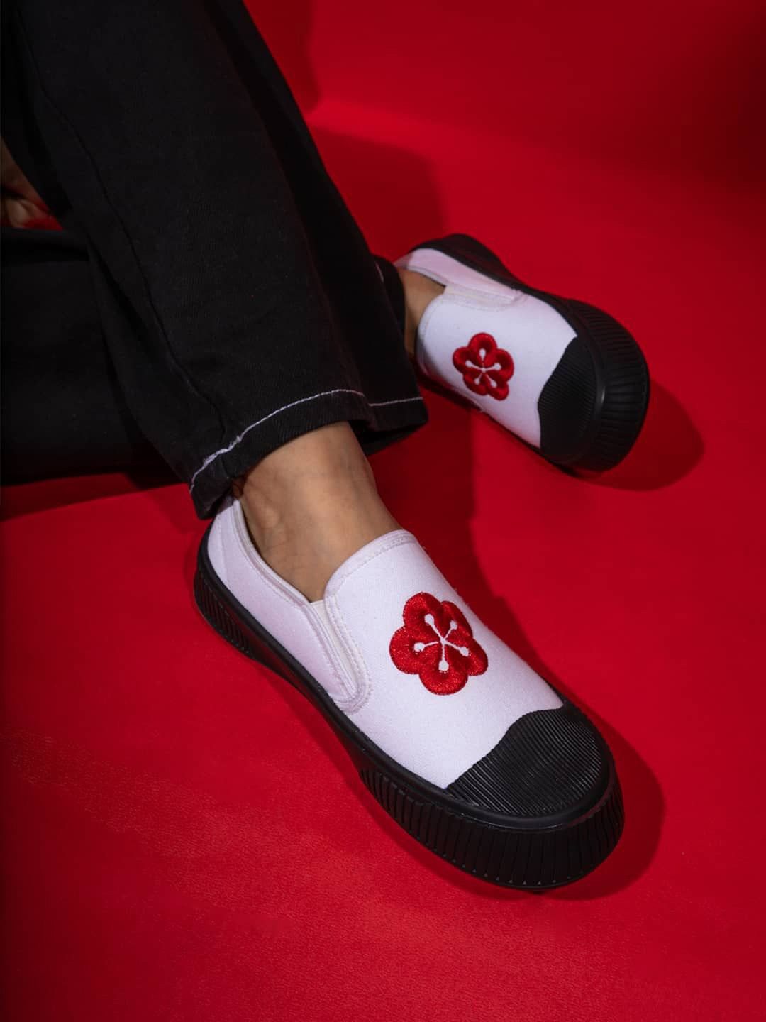 bacca bucci Women Colourblocked Slip-On Sneakers